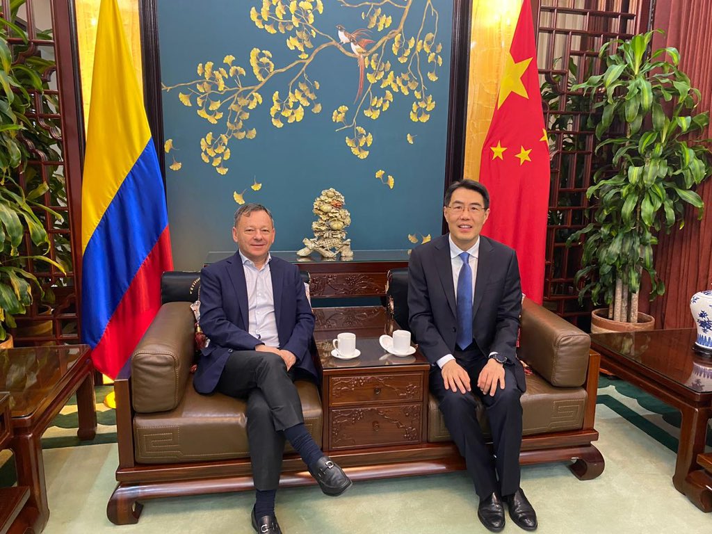CiroARodriguezP's tweet photo. Sostuvimos una importante reunión con el embajador de la República Popular China en Colombia @zhu_jingyang @china_embajada ��🇳🤝🇨🇴
Dialogamos sobre nuevos caminos de cooperación estratégica que pueden impulsar infraestructura, tecnología y desarrollo para nuestro país.
Colombia debe abrirse al mundo con visión y decisión. #EsConHechos