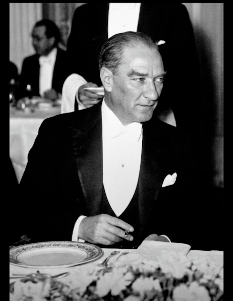 Neden mi sana saldırıyorlar..

* Kur'an'ı halkın anlaması için Türkçe'ye çevirdiğin için.
* Halkına yalan söylemedigin için
* Para ile trol tutmadığın için.
* Halkın parasını yine halka harcadigin için.
* Yokluk içerisinde onlarca fabrikalar kurduğun için.
* Ülkeye neidügu