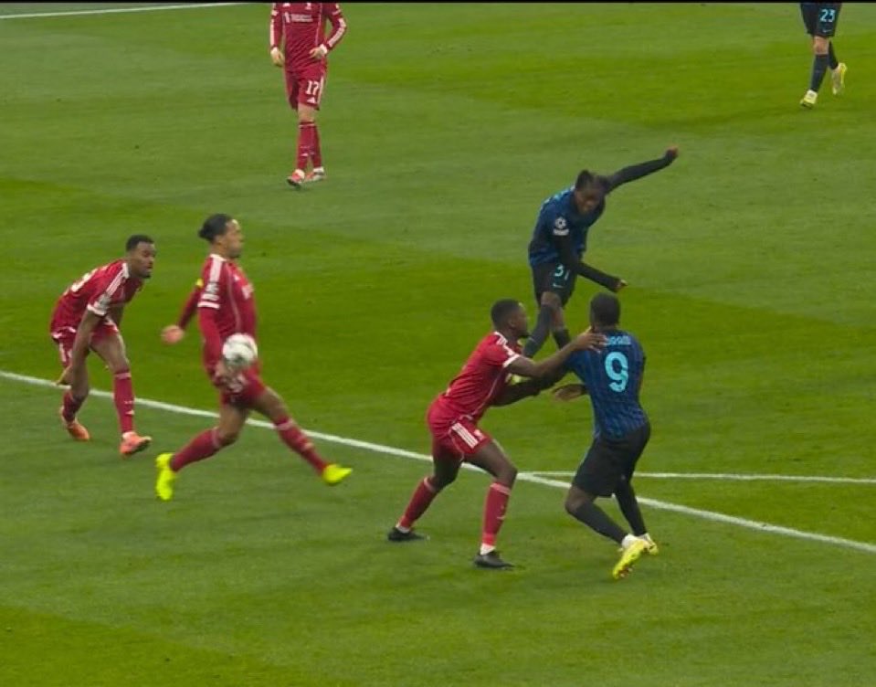 nerazzurriSoci_'s tweet photo. One is a penalty and the other isn’t?!

What a joke! 

Both situations show this team doesn’t deserve to win! 😡🔥 https://t.co/6fevJfjgkT