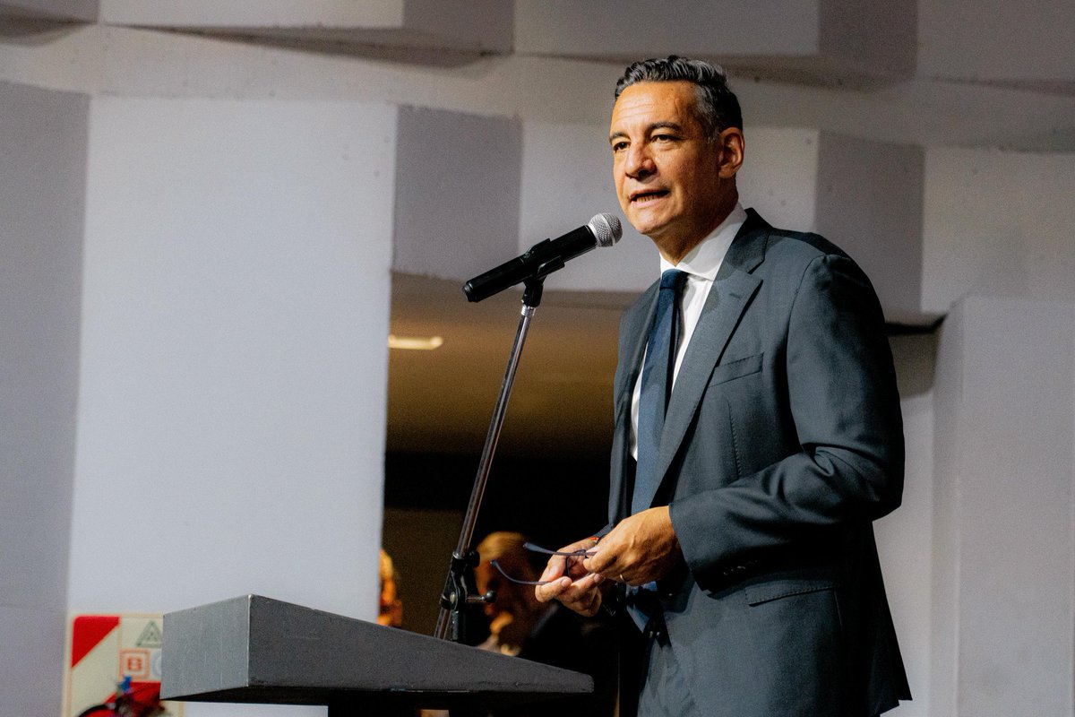 Hoy inicio una nueva etapa como Ministro de Vinculación y Gestión Institucional de la Provincia de Córdoba, con el honor y la responsabilidad que implica trabajar por una provincia más unida y pujante, acompañando en el Poder Ejecutivo al gobernador <a href="/MartinLlaryora/">Martín Llaryora</a> y todo su