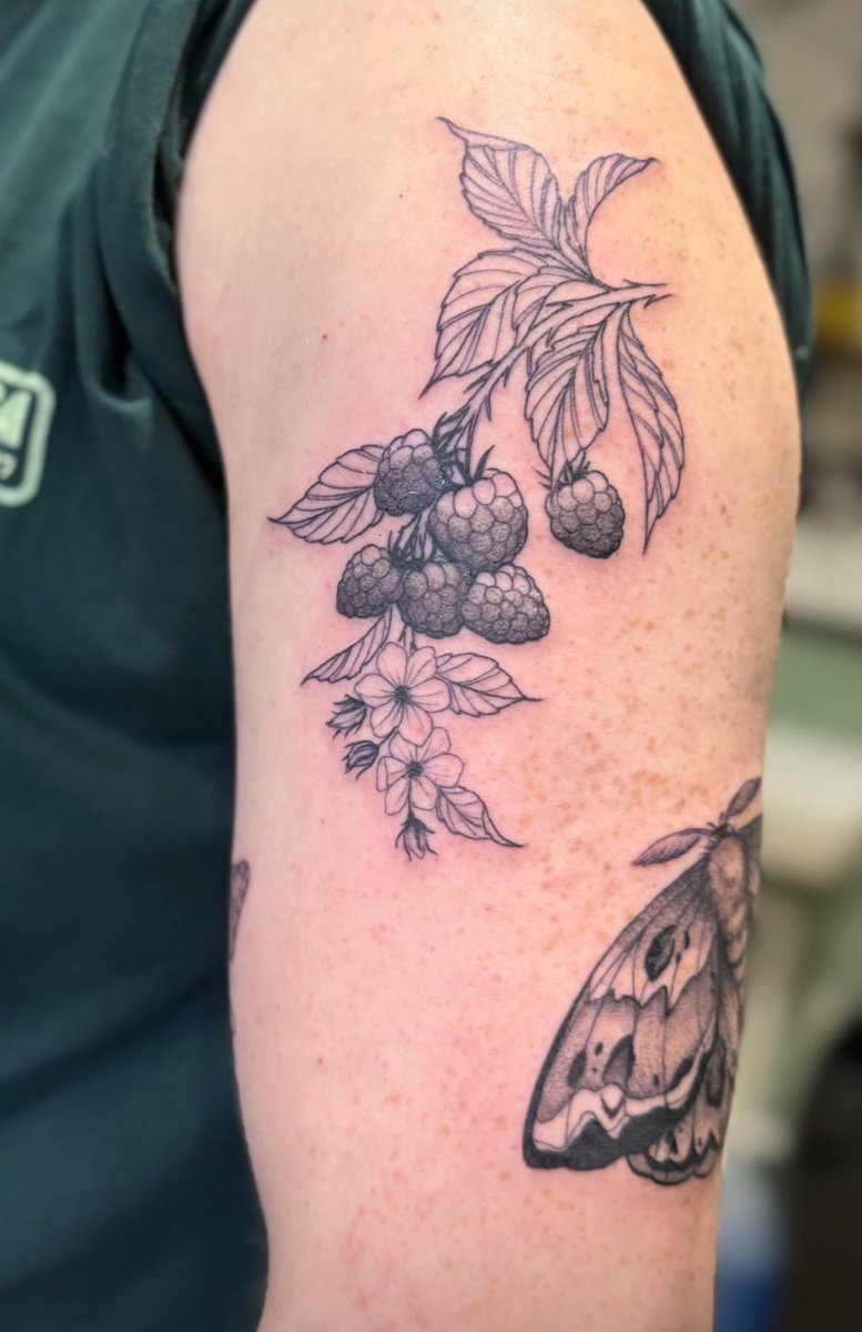 _Mane_stream_'s tweet photo. Started my nature sleeve today, got a total of 5 done today!! https://t.co/J7CrKgbItP