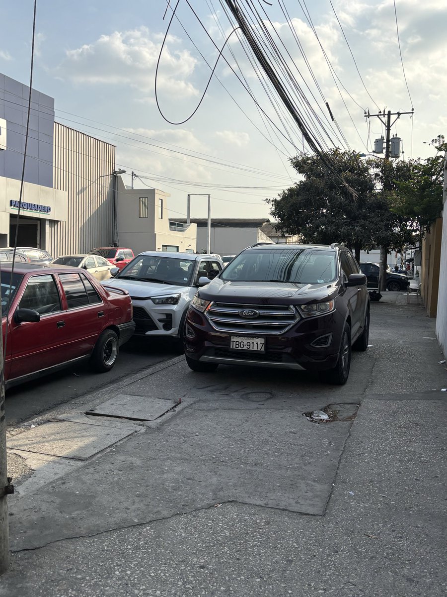 Lombricorp1's tweet photo. @ATM_Transito @ATMGuayaquil Les dejo aqui evidencia del abuso de ciertas personas que se creen dueños de las veredas! Ojalá l@ multen! https://t.co/oKbokhcvvd