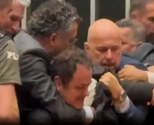 GuilhermeBoulos's tweet image. Hoje a Câmara viveu momentos autoritários que nem mesmo na ditadura aconteceu: expulsou a imprensa do plenário e interrompeu a transmissão da TV Câmara. No mesmo dia em que tentam aliviar a pena de Bolsonaro retiraram Glauber Braga à força da Mesa. Inaceitável! Minha…