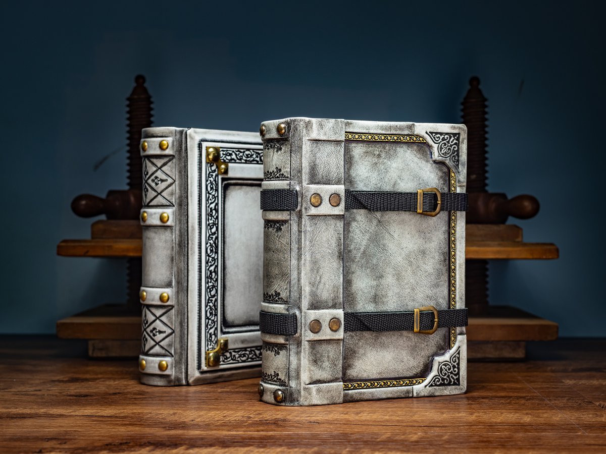 aLexLibris's tweet photo. White leather journals are suitable for both left-to-right and right-to-left writing.
#calligraphy #writer #improvement #medieval #writing #book #leatherjournal #bookart #whiteleather #leather #sketchbook #homedecor #library https://t.co/noD1Q1GLD1