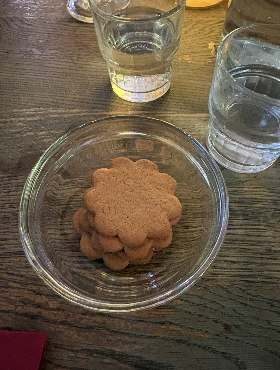 We tried this place in Stockholm that every evening had a big queue outside- was easy to see why. The food was amazing, as was the service. And the owner gave us some cookies that he said are given to friends 🥰