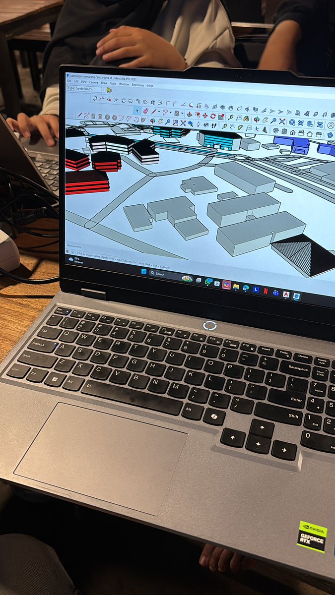 averageckel's tweet image. keluar dr jam 9 pagi nyampe sekarang masih belom di kost ajggggg bahkan masih pake baju ngampus kemaren