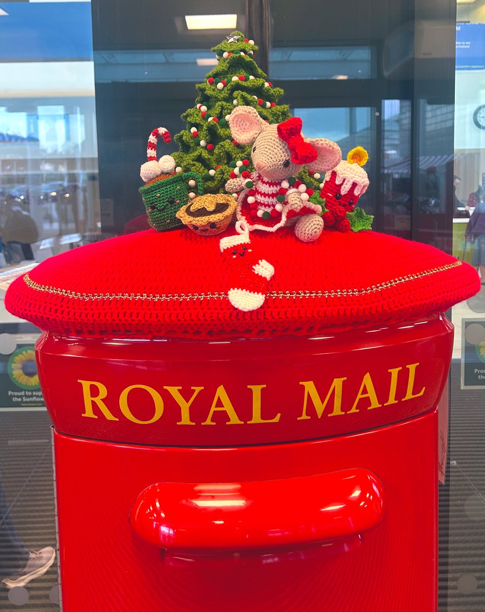 rdons85's tweet image. Love the Postbox topper on my way into work this morning for Christmas,
So cute #postboxtoppers #ukpostboxtoppers @UHNMCharity