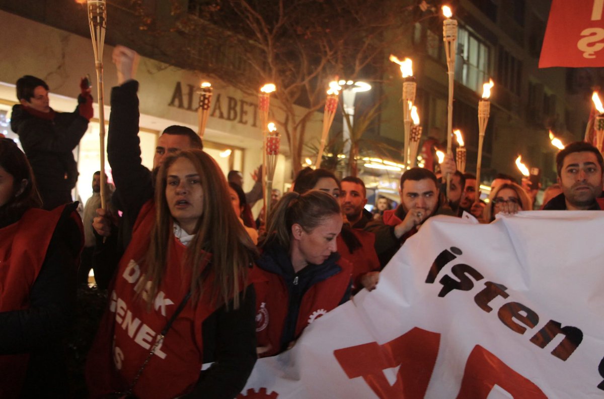 📢İzmir'de belediye işçilerinden meşaleli yürüyüş: 'Maaşımıza el uzatılmasına izin vermeyiz'

📌Dört aydır maaşları eksik yatırılan, sosyal hakları ödenmeyen ve 'havuz' sistemi adı altında yüzlercesi fiilen işsiz bırakılan işçiler sokağa çıktı

haber.sol.org.tr/haber/izmirde-…