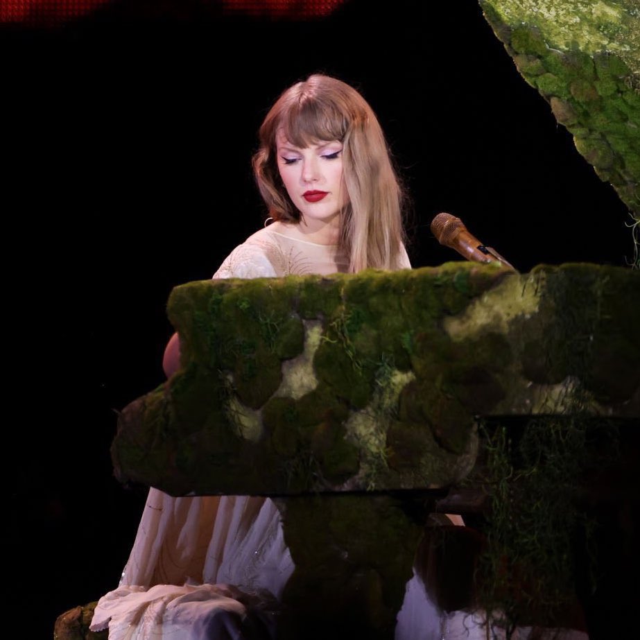 📝 | Rolling Stone reports that investigators have yet to identify who is behind the smear campaign against Taylor Swift following the release of her new album, but their analysis shows “a significant overlap of users” fueling both the anti-Swift narrative and a coordinated