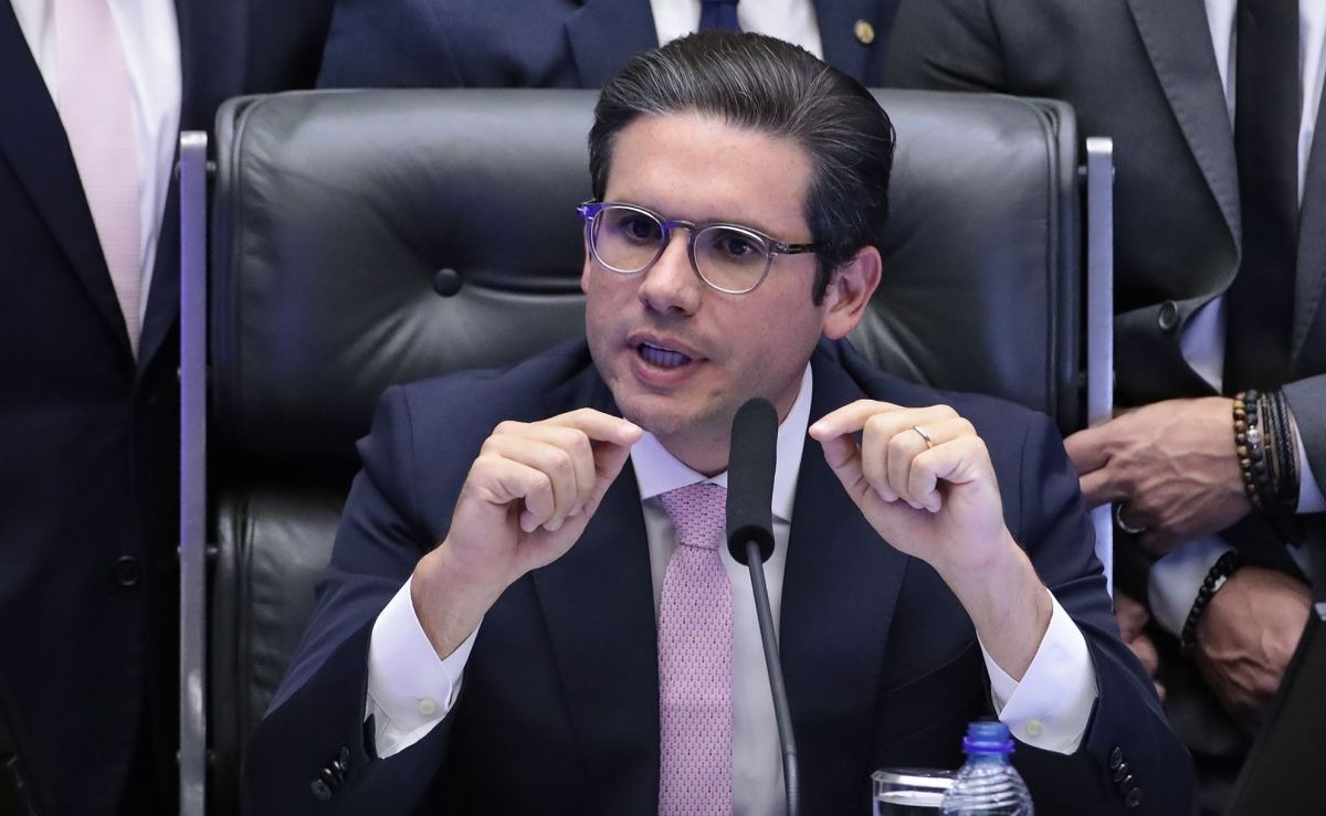 Critica-se a falta de comando na Câmara. Quem disse? Tem comando, sim. É Hugo Motta quem a comanda.  E ele a comanda do modo que estamos vendo. Ele é capaz de negociar durante 48 horas com a direita que em julho ocupou a Mesa da Câmara, dispensando o uso da força policial. Mas