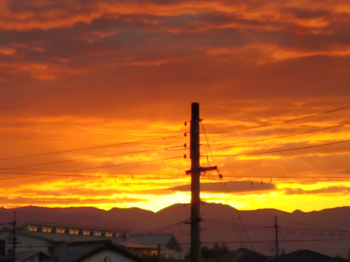 朝日が昇る前の今朝の空！ あまりにもオレンジだったー🧡 私にとっての