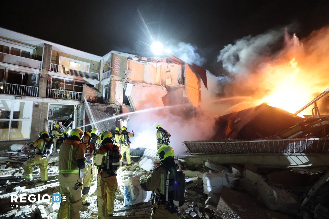 regio15's tweet photo. De @Brandweer_HGL heeft een video gemaakt waarin de betrokken brandweermensen hun verhaal vertellen over hun inzet bij de ramp op de #Tarwekamp in #DenHaag op 7 december 2024.

De indrukwekkende video is hier te bekijken: 
➡️ https://t.co/Ab9xIuWnSy https://t.co/zUQ1CfMLwJ