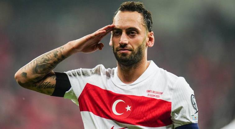 ftwdebruyne's tweet photo. Hakan Çalhanoğlu ve Gedson Fernandes ile şimdiden anlaşmışsınızdır umarım @GalatasaraySK @abdullahkavukcu https://t.co/CWRRvCmYbt