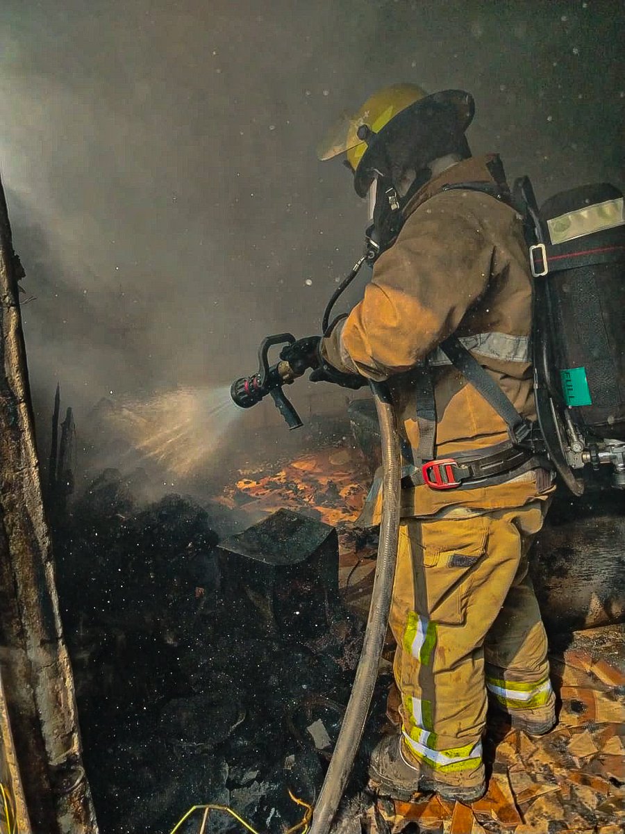 BomberosDuran's tweet photo. 🔥👨‍🚒 Bomberos de Durán controlan quema de vegetación en Nuevos Horizontes 🌱💨
Se activaron unidades U-4 y T-1, estableciendo perímetro y controlando el fuego, evitando riesgos a personas o bienes.
#BomberosDeDuran #SiempreListos #QuemaDeVegetación #ChonilloEC https://t.co/nqSTCnYzpV