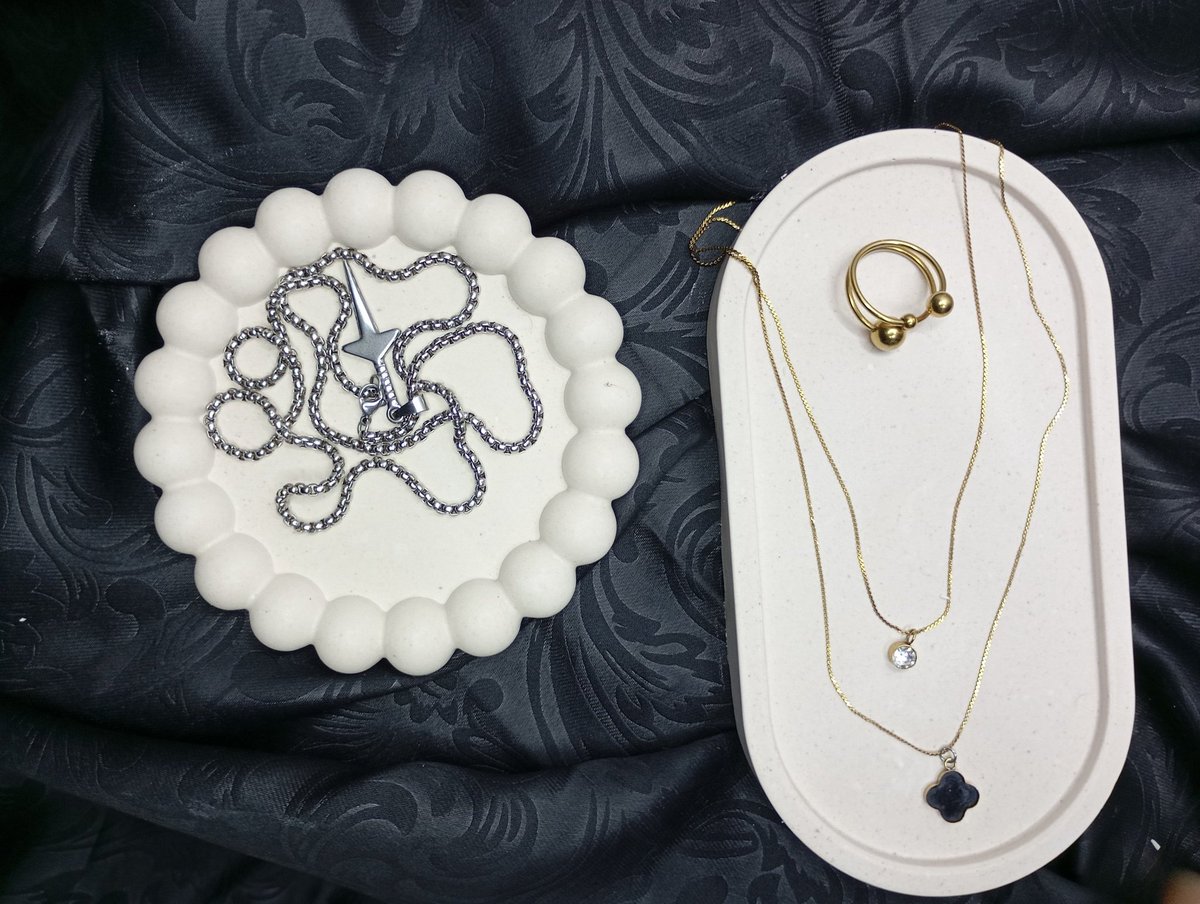 10,000 resin keychain and gypsum tray orders from my brand 🥺🙏🏾.