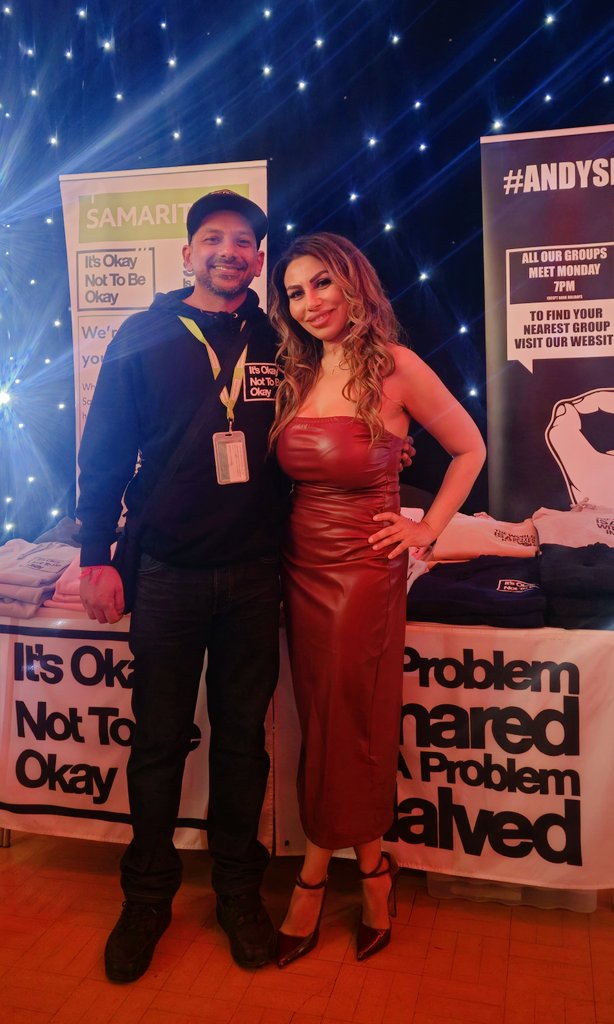 neetusquire1's tweet image. Supporting a Mental Health stand at a charity boxing match @ItsOKNotToBeOk Hitesh, who always does a brilliant job getting the message across to our communities. #TogetherWeAreStronger 
#SupportIsOutThere