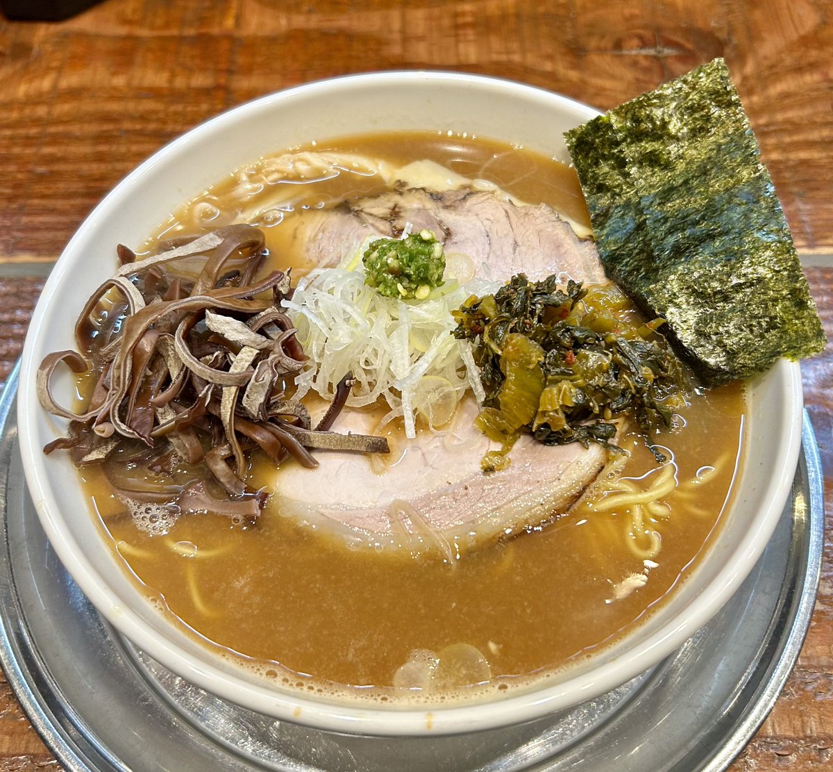 立川　元祖一条流がんこラーメン たま館分店
濁り 三獣  青唐辛子 ニンニク

牛豚鶏をしっかり炊き出した三獣スープ！濃厚な濁りスープは凝縮された見事な旨味。ショッパな悪魔ダレもライトなら初心者の私でもおいしく完飲できるレベルでした。
キクラゲや辛子高菜が濃厚なスープに抜群に合いますね。