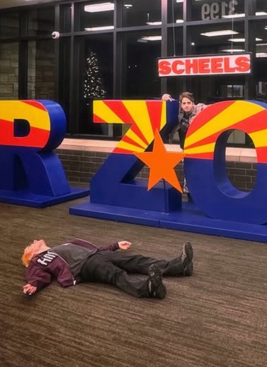 geoff looks so good here aw 🥰 (ignore that thing on the ground)