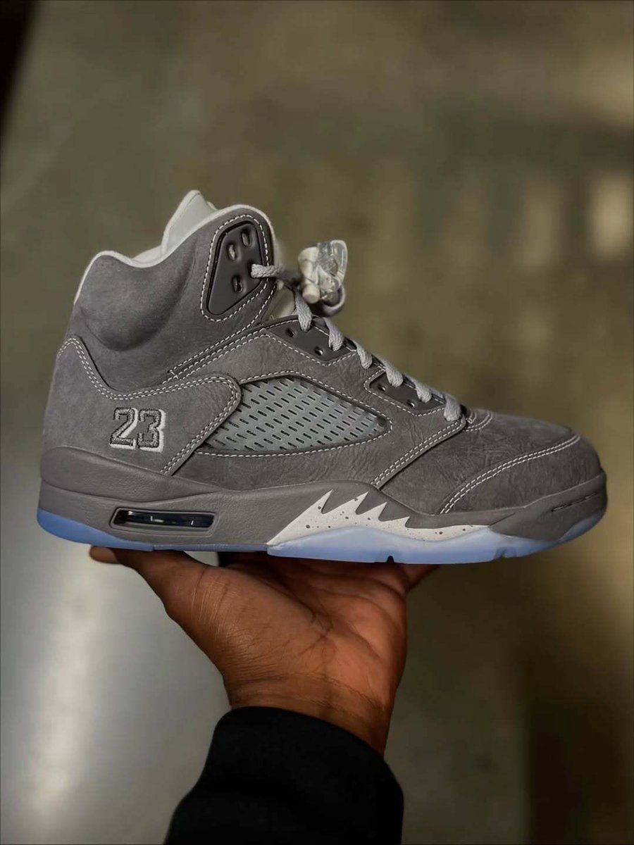 JustFreshKicks's tweet photo. IN HAND LOOK: Air Jordan 5 Retro "Wolf Grey" (2026) 🐺

Details: https://t.co/b2mTbzMzjz https://t.co/XuUwl47TeE