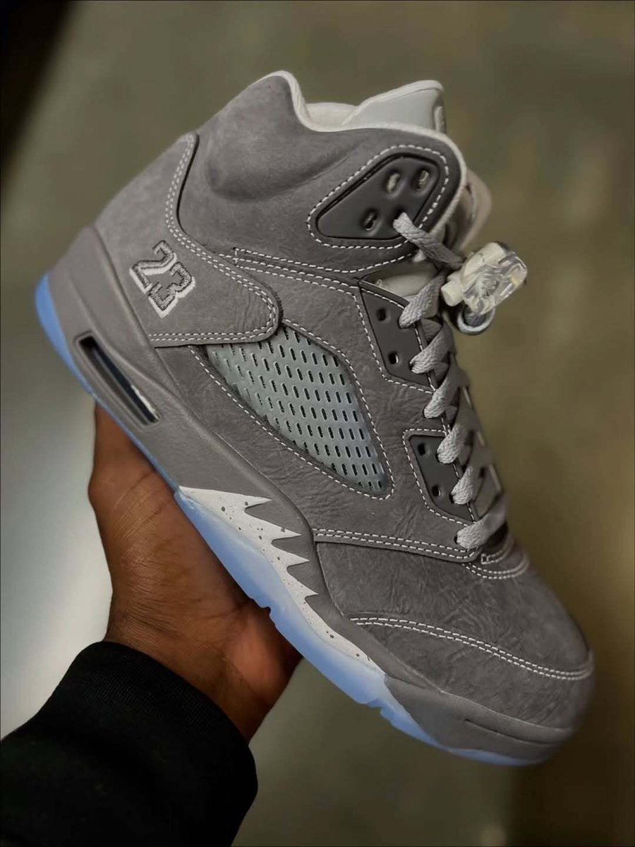JustFreshKicks's tweet photo. IN HAND LOOK: Air Jordan 5 Retro "Wolf Grey" (2026) 🐺

Details: https://t.co/b2mTbzMzjz https://t.co/XuUwl47TeE