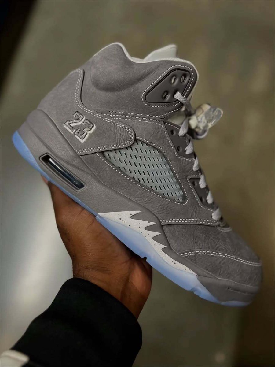 JustFreshKicks's tweet photo. IN HAND LOOK: Air Jordan 5 Retro "Wolf Grey" (2026) 🐺

Details: https://t.co/b2mTbzMzjz https://t.co/XuUwl47TeE