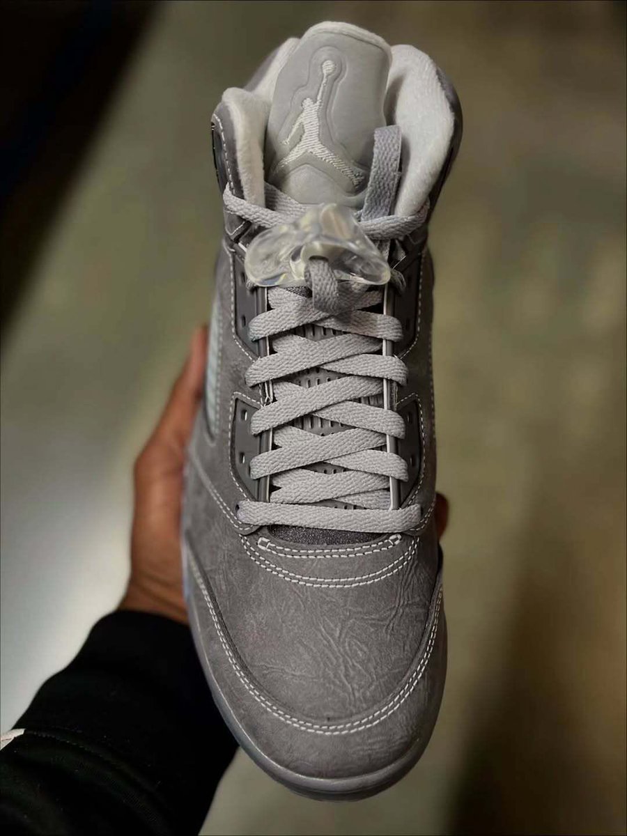 JustFreshKicks's tweet photo. IN HAND LOOK: Air Jordan 5 Retro "Wolf Grey" (2026) 🐺

Details: https://t.co/b2mTbzMzjz https://t.co/XuUwl47TeE