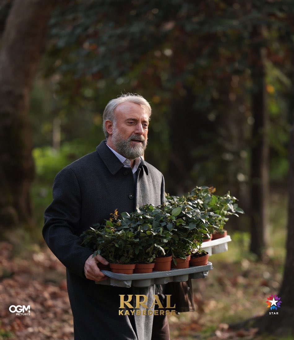 Halit Ergenç Türkiye’nin açık ara en iyi aktörü olsa gerek.
#Kralkaybederse ‘nin ise genel izleyicinin ilgisizliği yüzünden erken final yapmış olması çok düşündürücüdür.
Senaryo,oyunculuk,kamera ,müzikler,onu Türk dizi tarihinin şampiyonu yapmıştır.
Dizinin ratinginin düşmesi ise