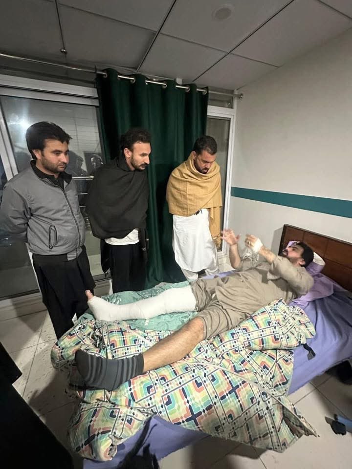 شاہد خٹک نے عوام سے وعدہ کیا تھا کہ جان دونگا لیکن اپنے لیڈر کی بہنوں کو تنہا نہیں چھوڑونگا آج اڈیالہ جیل کے باہر سے سخت زخمی حالت میں ہسپتال منتقل ہو گئے ہے ایک ٹانگ ٹوٹ گئی ہے اور بھی سخت چوٹیں آئی ہے سب سے دعا کی اپیل ہے۔۔۔