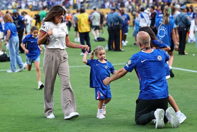 Enzo Maresca is more than just a football manager. He’s a father, a husband and a man doing his best for his family.

Before you ask the club to sack him, remember this beautiful family❤️

We stand with Enzo Maresca.