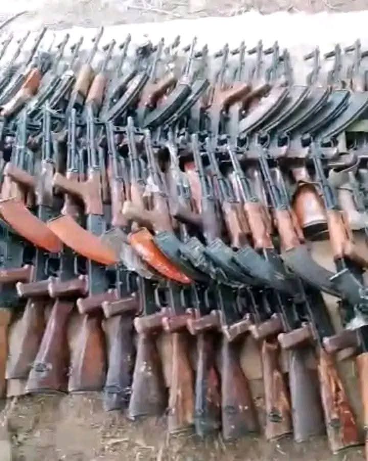 🔴Mali🇲🇱La France🇫🇷 venait de livrer un important lot de nouvelles armes aux terr0ristes.

Les terr0ristes étaient à une importante rencontre de distribution avec leurs chefs  lorsque l'armée malienne a intervenu. 
Pas besoin de vous dire qu'il n'y a pas eu de survivants