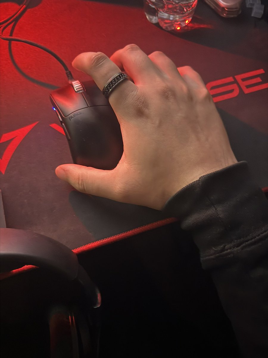 AdequateArretez's tweet image. I think I need a bigger mouse…#bighands #gamerproblems