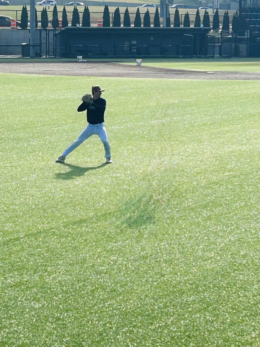Eli_Flo3's tweet photo. Thank you to @GtownBaseball, and to @GUCoachT, @CoachCapes, @derekbaker28, @benpaugh and the rest of the Georgetown coaching staff for putting on a great camp this past weekend! I had a lot of fun playing in the cold and can’t wait to keep working!!
@stsliders https://t.co/m07FqYgHHP