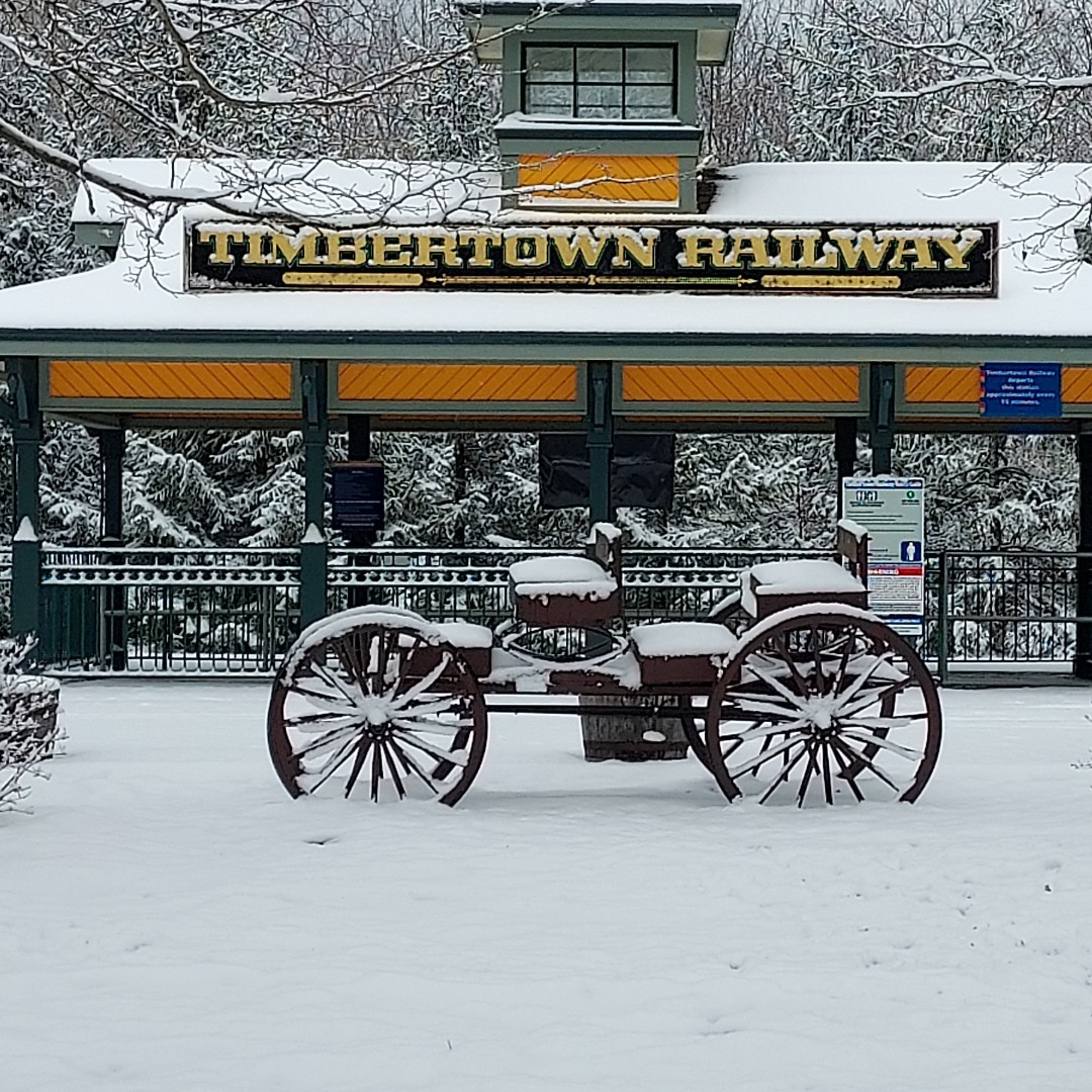 We're in love with this winter scene. ❄️☃️ Doesn't Timbertown Railway station look great in the snow?