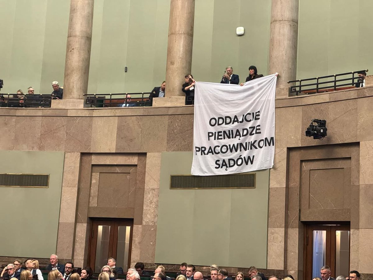 knszzad's tweet photo. @adamSzlapka @PremierRP Pracownicy sądownictwa radują się Waszymi sukcesami https://t.co/Cmz2CiKlZV