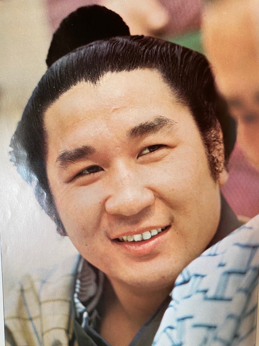 今日の #大相撲クイズ 🎩 ＞ 2025年12月10日(水) Q、この笑顔が素敵な