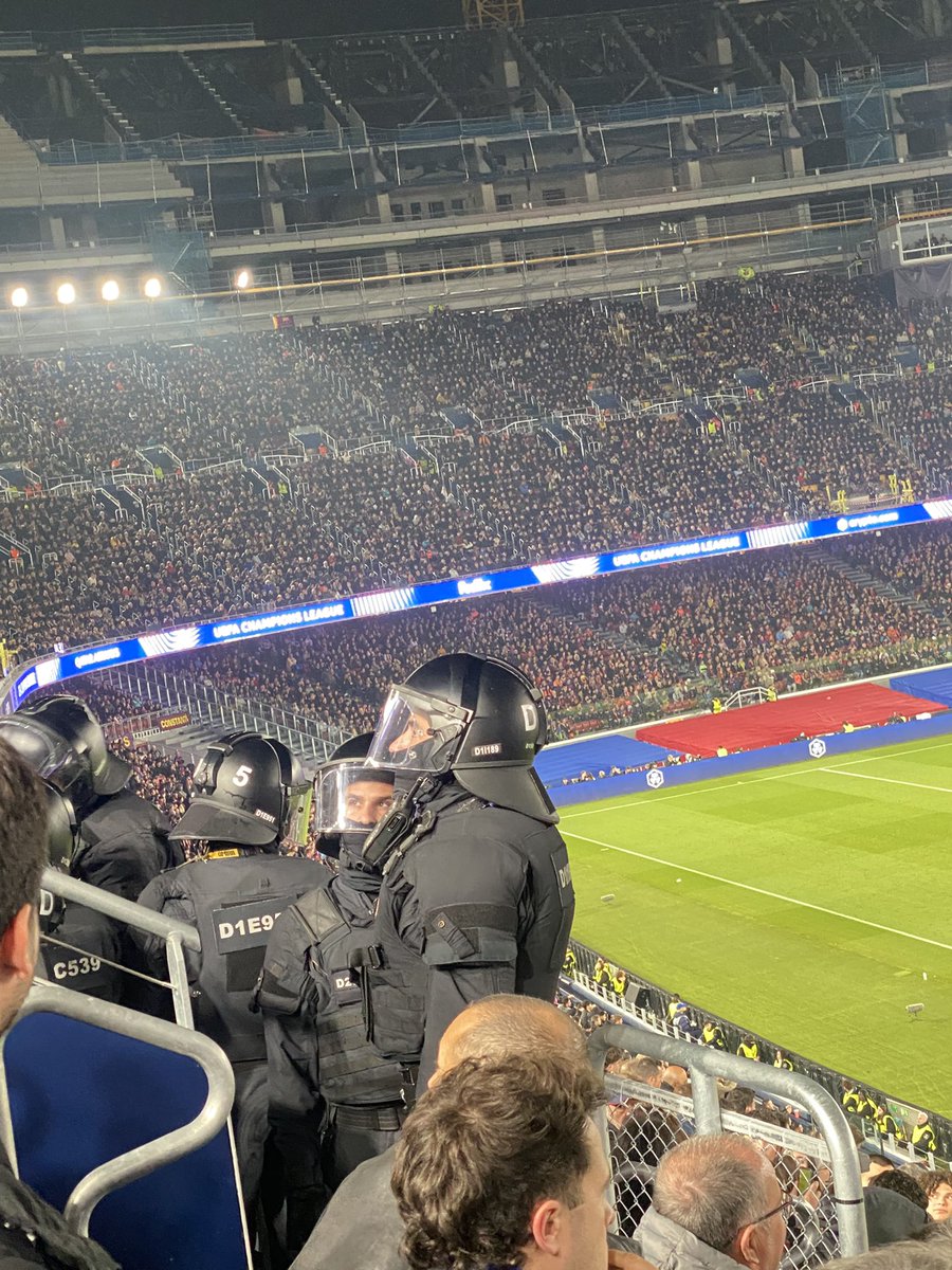 Quina afició tan lamentable <a href="/Eintracht/">Eintracht Frankfurt</a>. Tot el partit tirant monedes, ampolles, cervesa, trencant els vidres de seguretat, insultant… Això no és futbol. No es mereixen entrar a cap camp