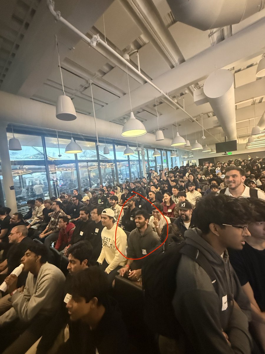 Shubh_Mit's tweet image. Sunday: At XAI hackathon 
Monday 10pm: Got offer at XAI

This company moves crazy fast