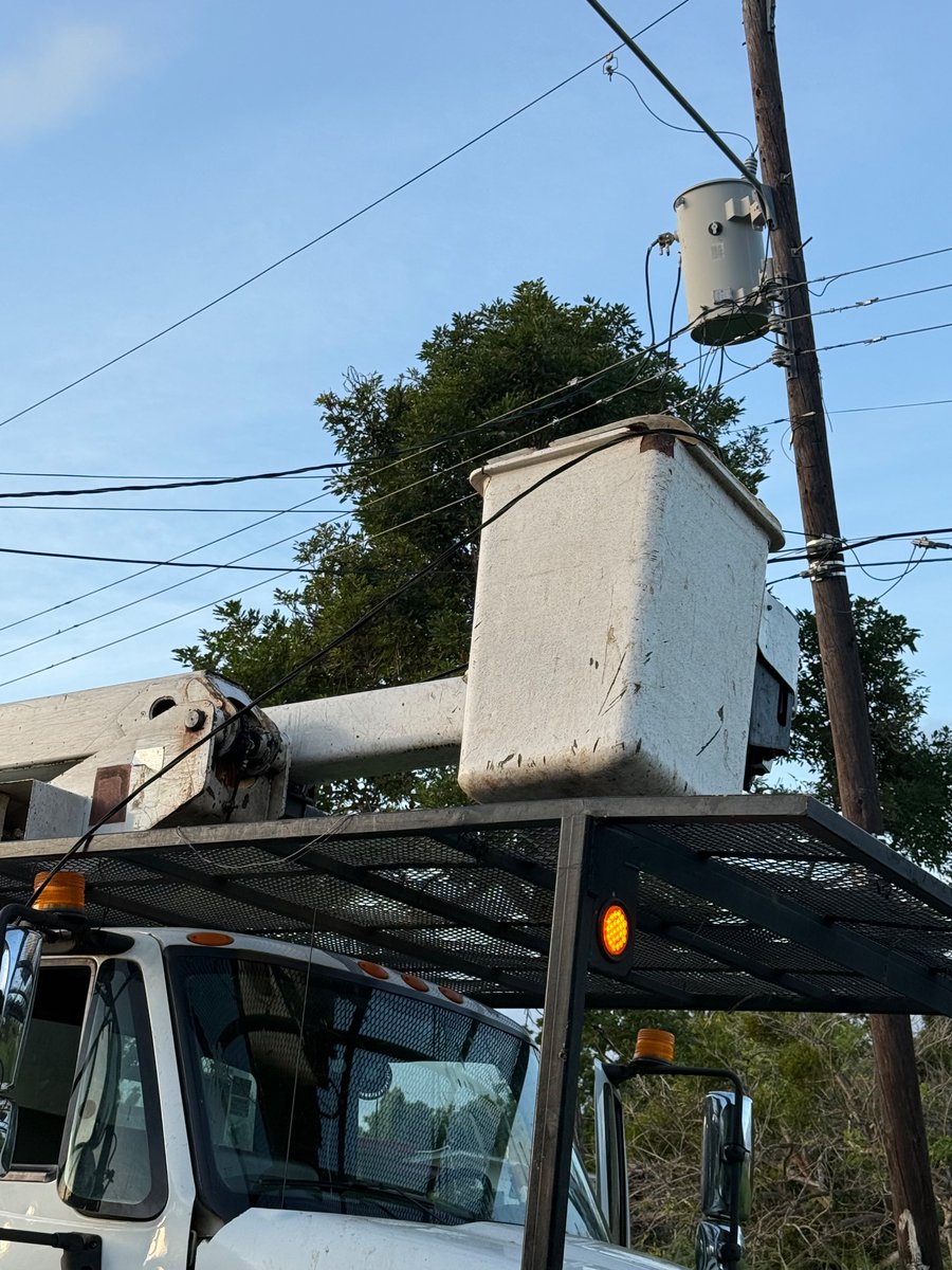 Ritapanama's tweet photo. La gente de @NaturgyPa haciendo desastres como siempre. Pasan un camión por una calle estrecha de la barriada San Juan de Dios en Chitré y se llevó los cables dejando sin luz a los vecinos. @megustachitre https://t.co/4doADeay8w
