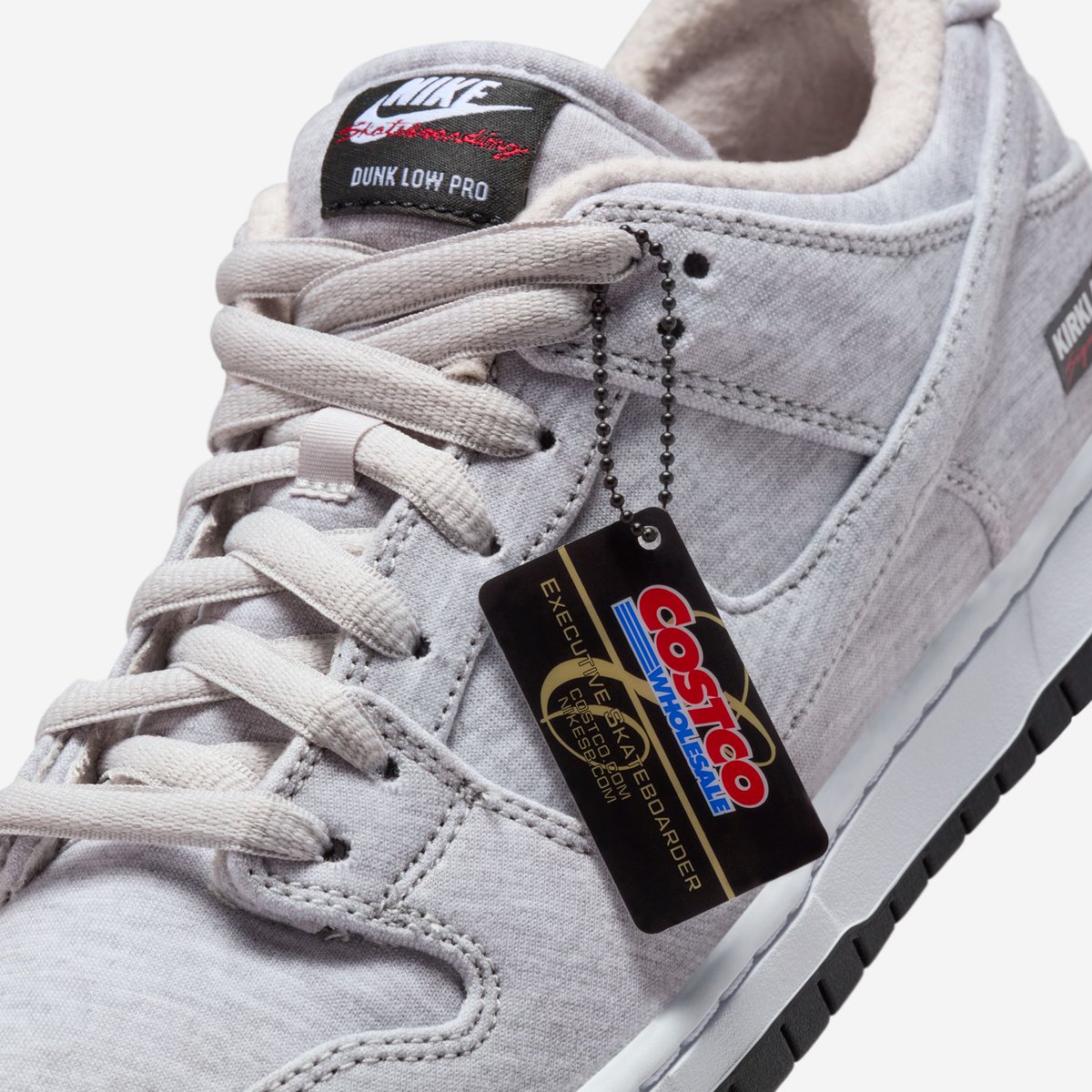 JustFreshKicks's tweet image. The Kirkland x Nike SB Dunk Low comes with a Costco card hangtag 🏷️

🗓️ December 2025 
💰 $130