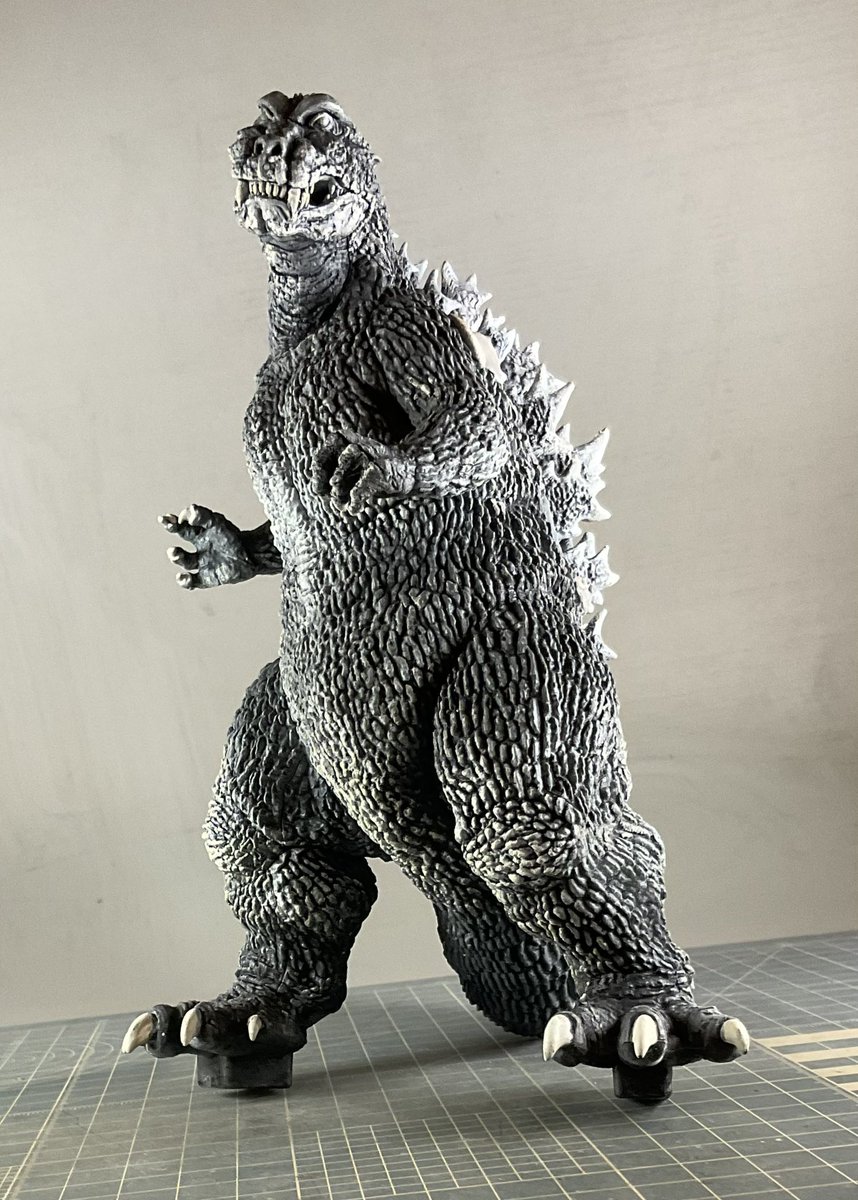 『ARTPLA　SCULPTURE WORKS　ゴジラ Re:イマジネーション』二体目に取りかかりました。

咥えてる電車を外して口を開けましたけど、他はキットそのままです。松村しのぶさんの造形にぞっこんなので迂闊に手を加えられません(^^;

合間を見て進めているので完成はたぶん来年です。
#海洋堂
#ゴジラ