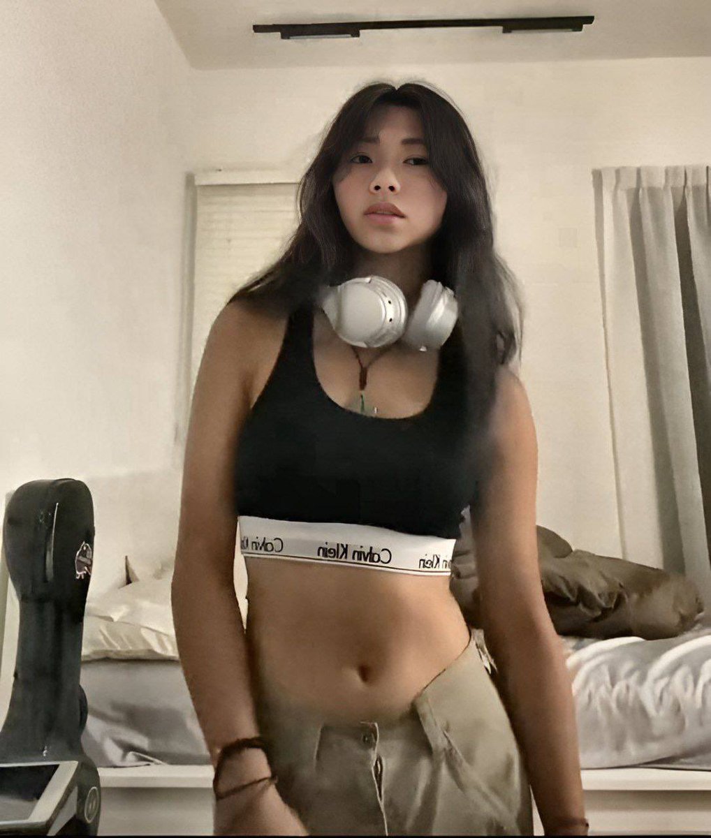 YourFriendStory's tweet photo. This is the girl in the erotica story :) https://t.co/xpfprlrziB