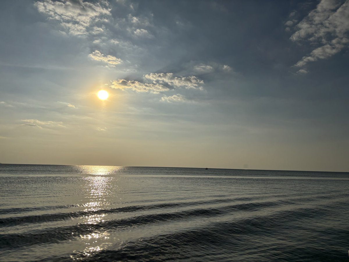 มีภาพพระอาทิตย์กำลังจะตกดินด้วย 🌅