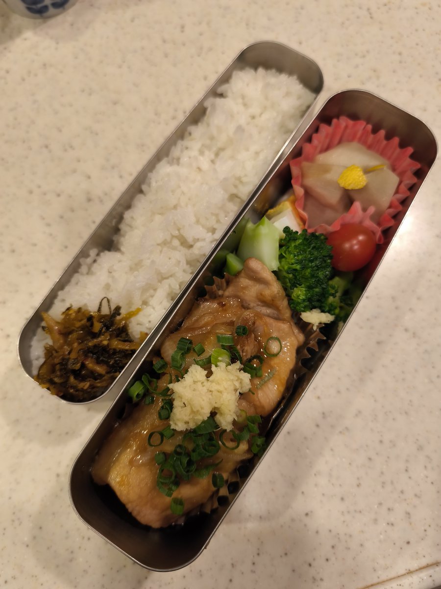 20251210昼食。 豚の生姜焼きに、おい生姜がみそですな。 ＃サラメシ