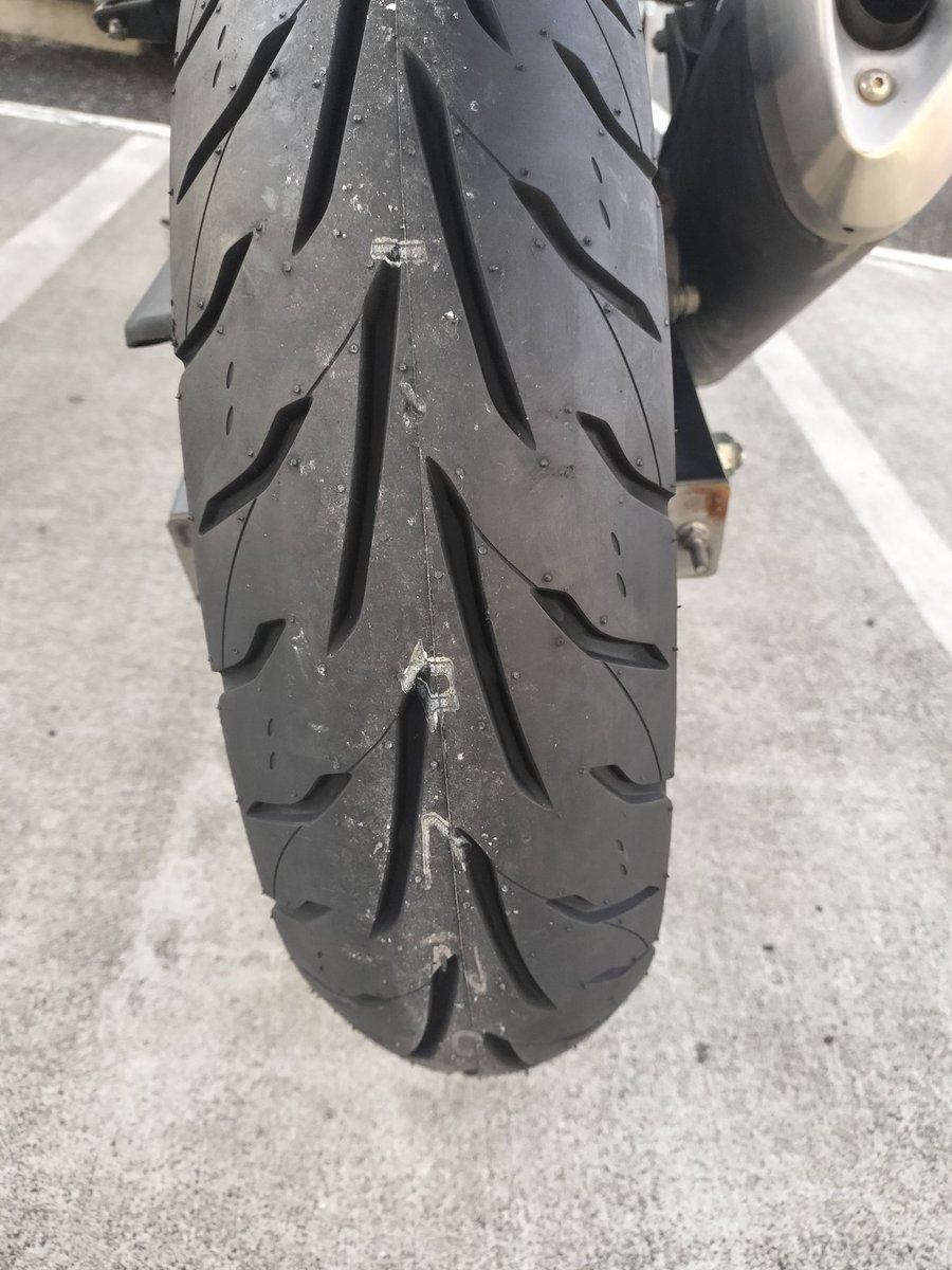 バイク買って初めてタイヤ交換
本当に同じタイヤか？