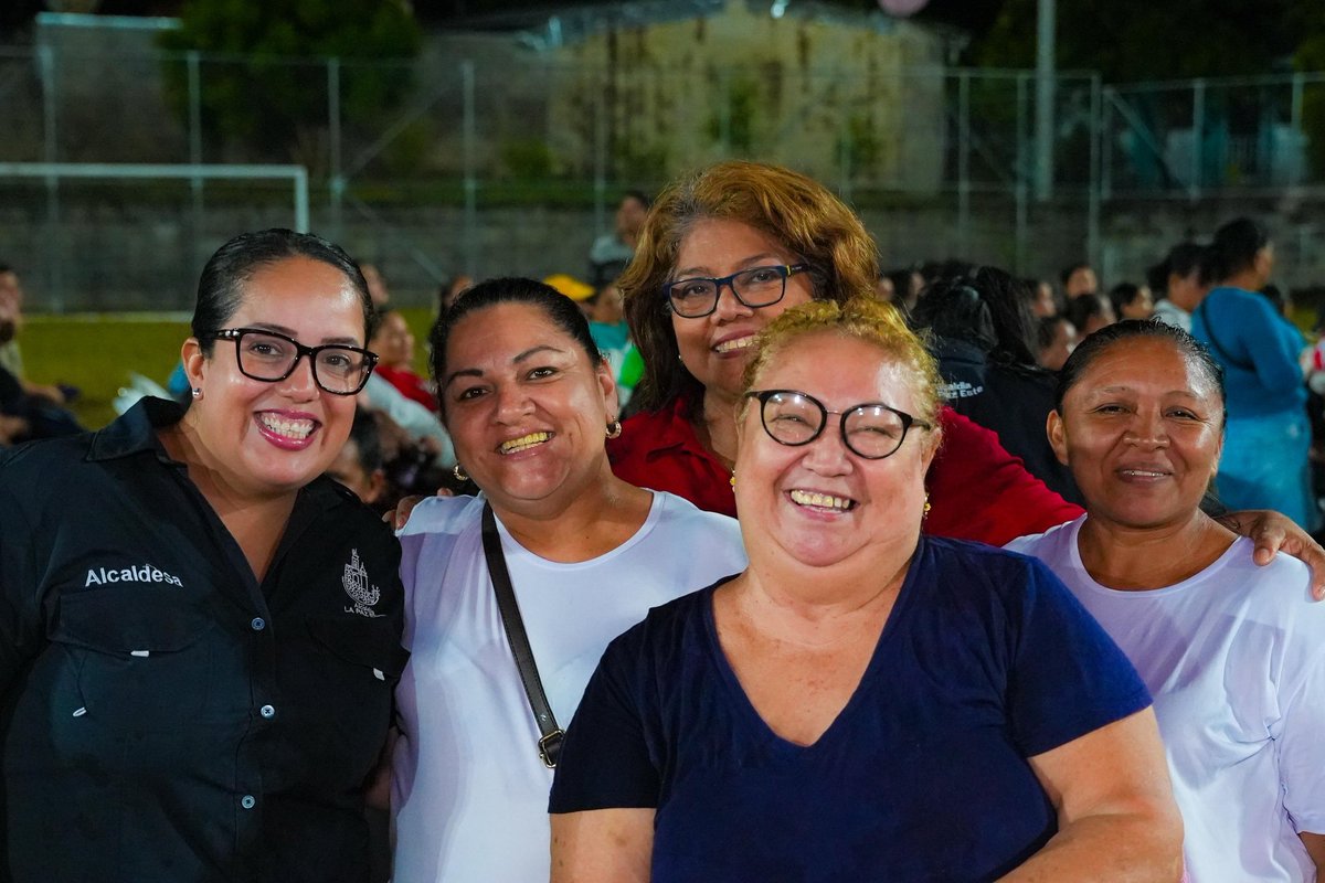 Hoy viví una de esas noches que me recuerdan por qué trabajamos con tanta pasión por nuestras comunidades.

Junto con mi equipo entregamos más de 20,000 juguetes, piñatas, dulces y refrigerios a nuestros líderes comunales del distrito de Zacatecoluca, una acción pensada para que