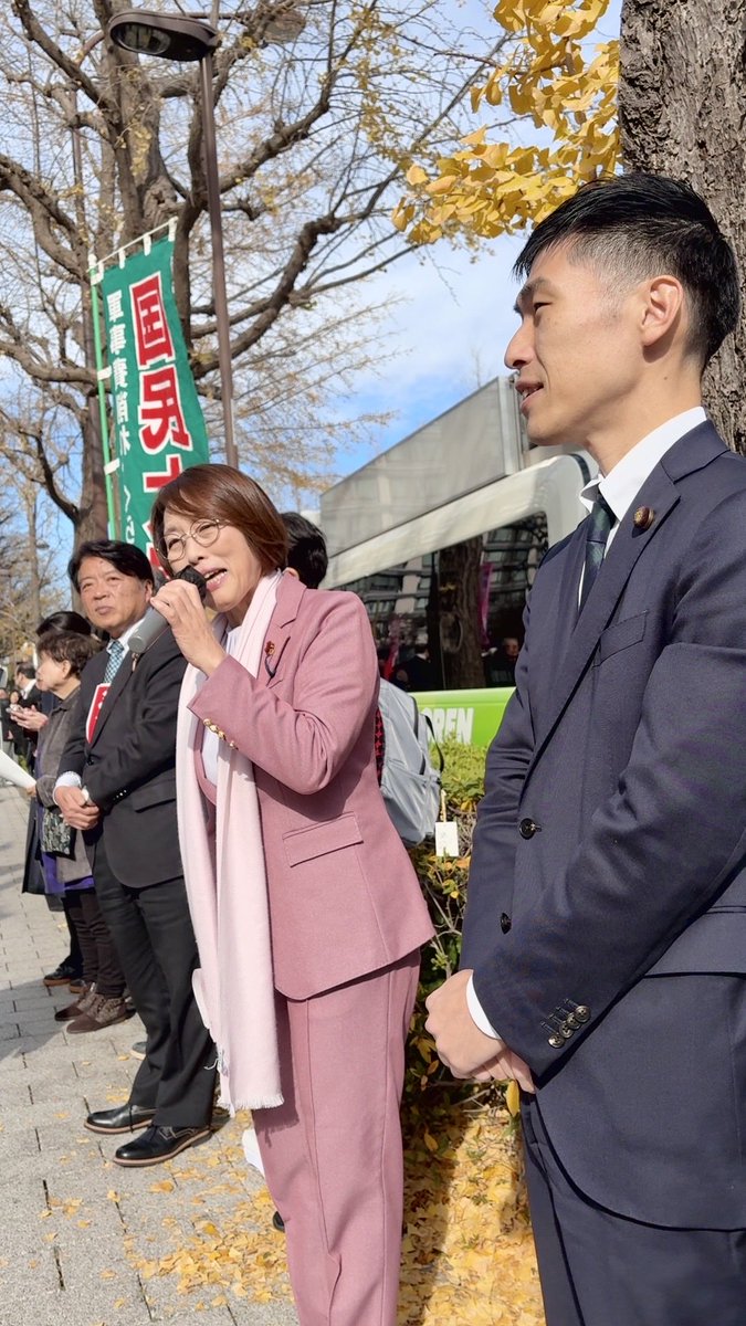 yamazoejimusyo's tweet image. 国民の声切り捨てる議員定数削減反対！国会前行動に #田村智子 委員長 #仁比そうへい 議員とともに #山添拓 議員が参加。
「会期末を前に理由も示さず民意切り捨ての議員定数削減法案を提出。維新との連立維持のためであり、その先に社会保障削減や憲法改悪をねらう。反対の声を大きく広げましょう！」