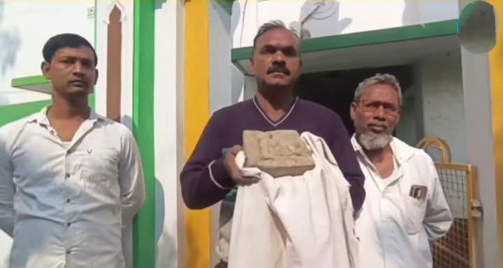 6 दिसंबर 1992 वो काला दिन, जब बाबरी मस्जिद को शहीद किया गया।
उसी वक़्त ड्यूटी पर तैनात थे CRPF के जवान अलाउद्दीन भाई।
हंगामे और धुएँ के बीच उन्होंने बाबरी मस्जिद की एक टूटी हुई ईंट उठा ली… सिर्फ़ एक ईंट नहीं
एक अमानत। एक जज़्बात। एक ज़िम्मेदारी।

आज, तीन दशक बाद,
वही ईंट