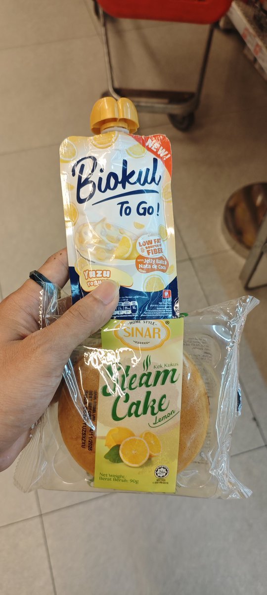 Aku makan cake ini uda habis setengah baru nyadar bawah nya masih ada kertasnya 😅