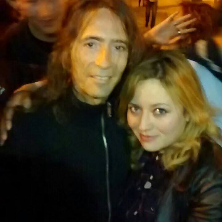 -Se fue uno de los mejores, nos dio muchos años, muchas letras, mucha poesía a muchas generaciones. ¡Grande como Robe no hay, no habrá! Hoy ya no importa ser poeta o ser basura... :( me deja esto más triste que el silencio y más sola que la luna. #RobeIniesta #Extremoduro