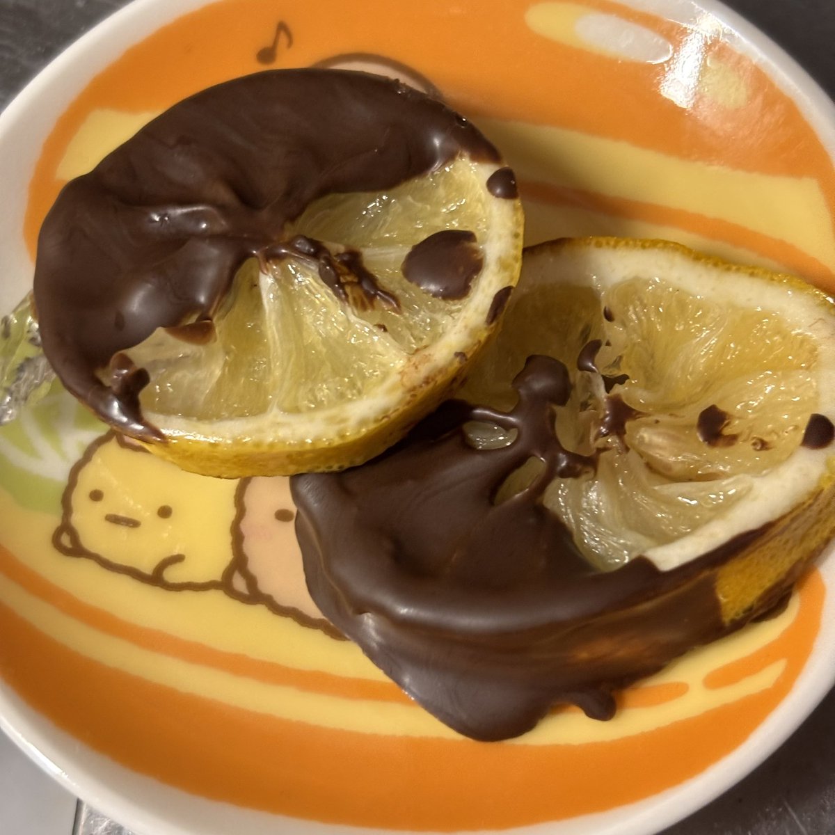 最近レモンシロップを漬けたのですが。
残りのレモンで、オランジェットのレモン版を作りました。

美味しかった😋
1日2個制限でゆっくり食べていく予定です。